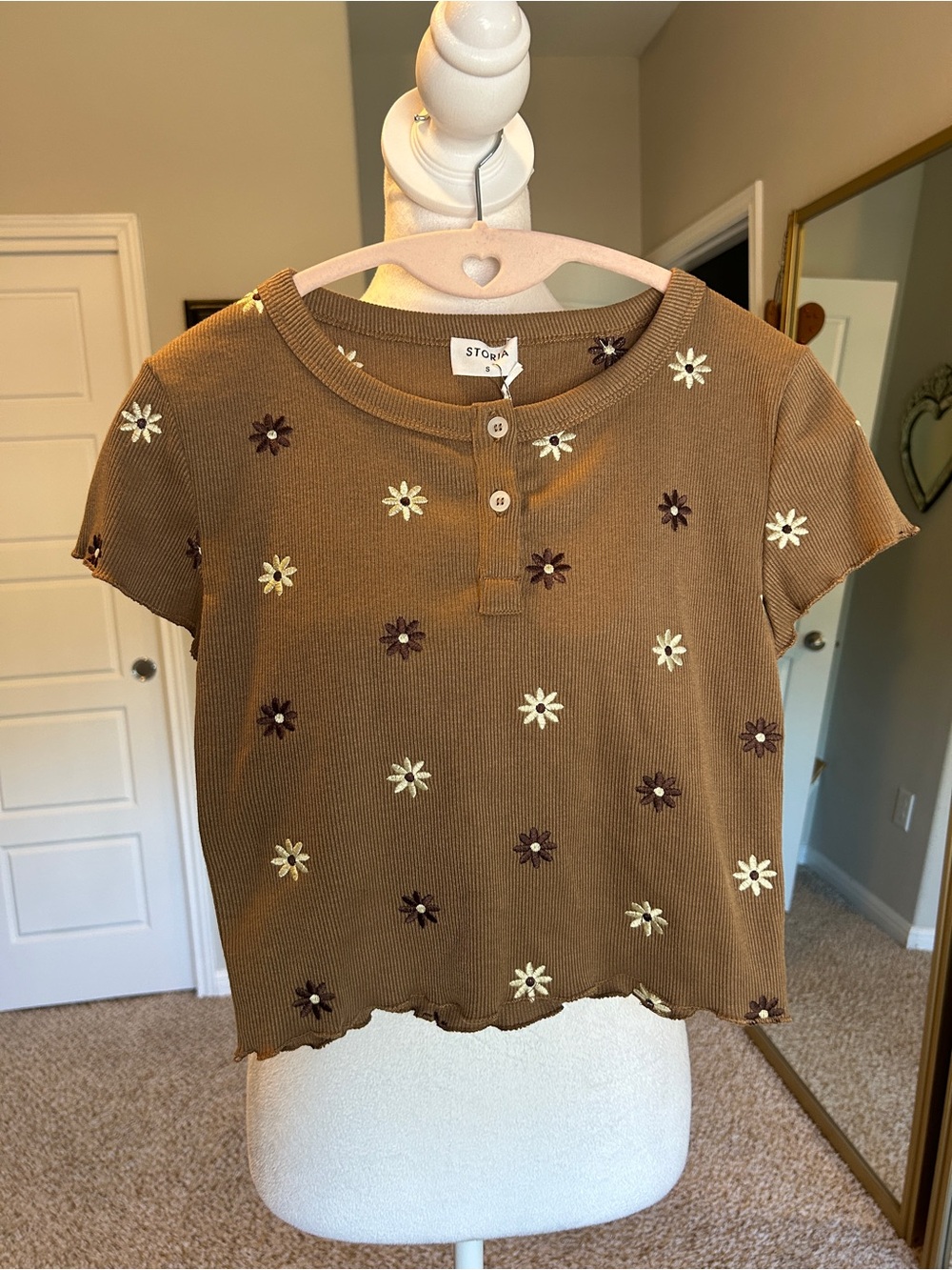 Storia Brown Ribbed Daisy Henley Crop Top Short Sleeve Lettuce Trim NWT Size S